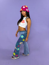 Load image into Gallery viewer, FLOWER POWER JEANS

